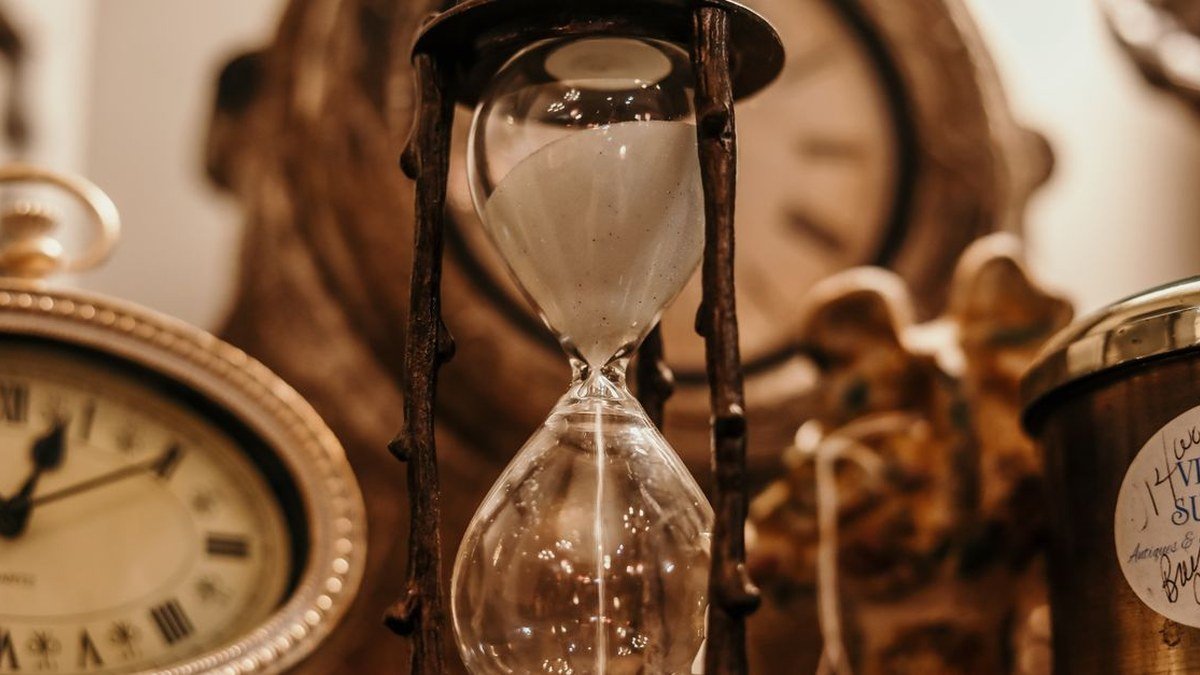 لماذا نشعر أحيانًا أن سنة كاملة مرت كلمح البصر؟