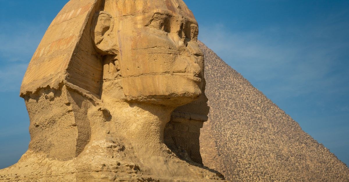 تمثال أبو الهول أمام الهرم الأكبر في الجيزة