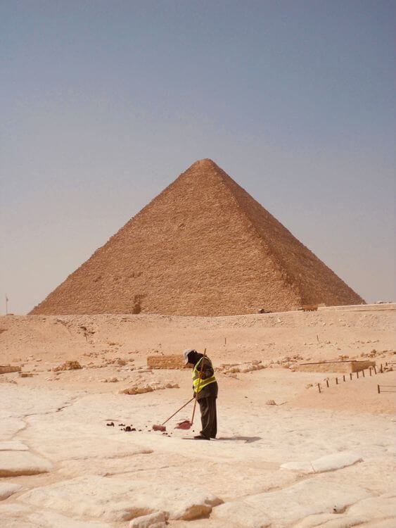 عامل أمام الهرم الأكبر في الجيزة