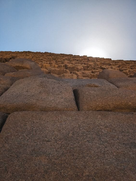 كتل حجرية ضخمة في الهرم الأكبر عن قرب